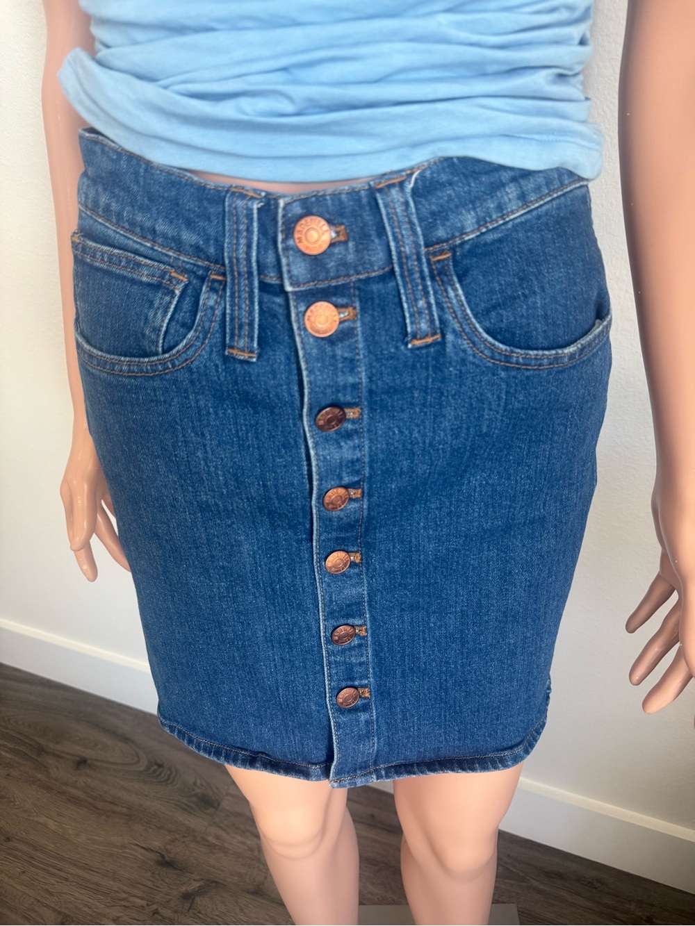 Madewell Classic Button-Front Denim Skirt in Blue